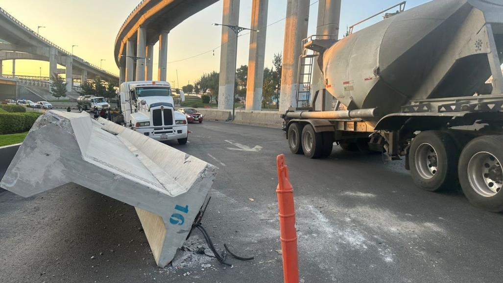 Vuelca trailer que transporta trabe de concreto en Iztapalapa