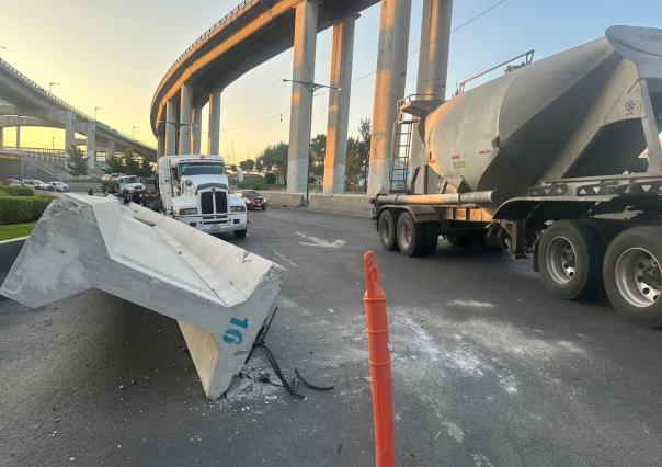 Vuelca trailer que transporta trabe de concreto en Iztapalapa