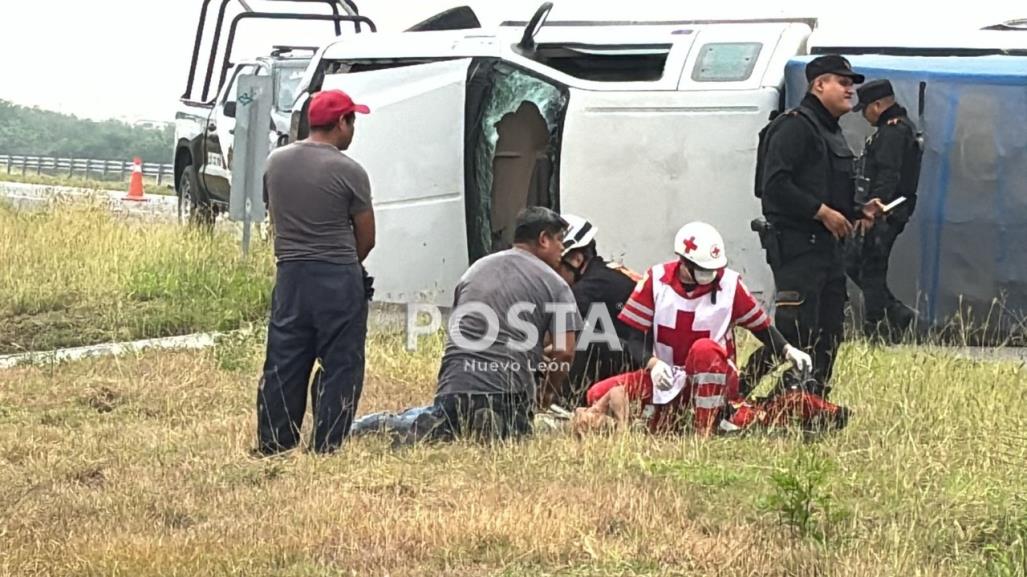 Volcadura deja dos personas heridas en Escobedo
