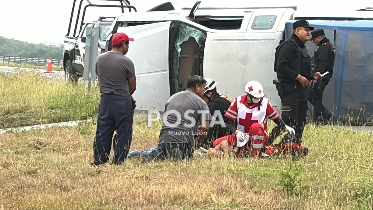 Volcadura deja dos personas heridas en Escobedo