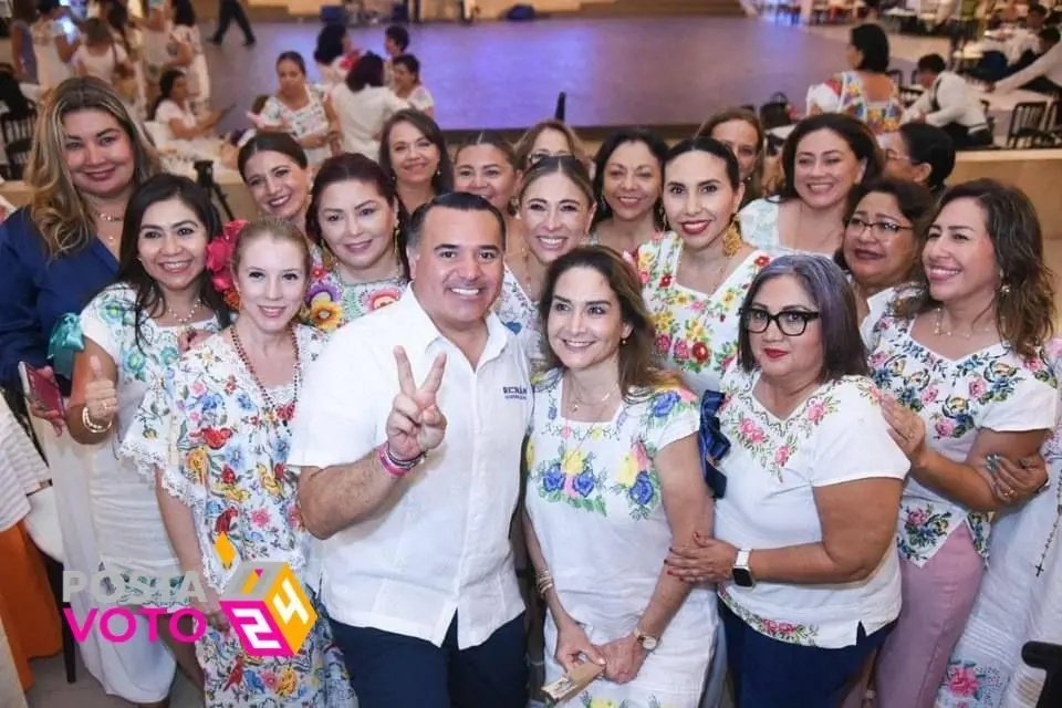 Renán Barrera, en un mitin con mujeres yucatecas. Foto: Cortesía