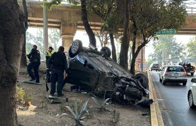 Aparatoso choque en Coyoacán, conductora ilesa tras volcar su camioneta