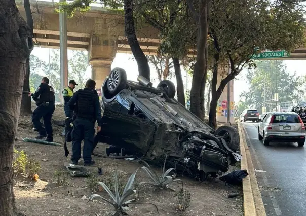 Aparatoso choque en Coyoacán, conductora ilesa tras volcar su camioneta