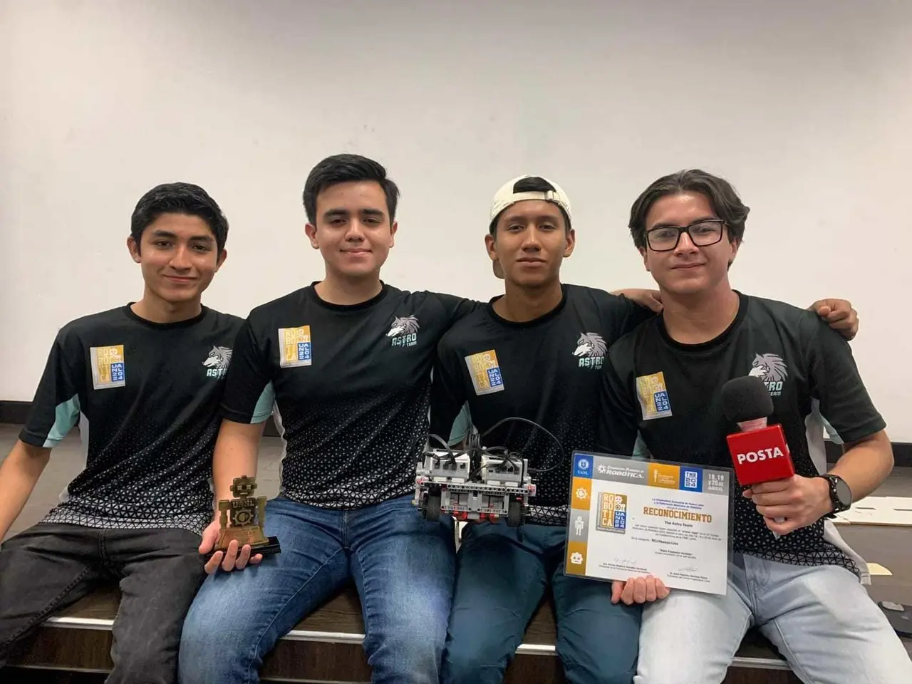 El equipo Astro Team participará en Holanda con su robot. Buscan patrocinios. Foto: Sanju Pineda