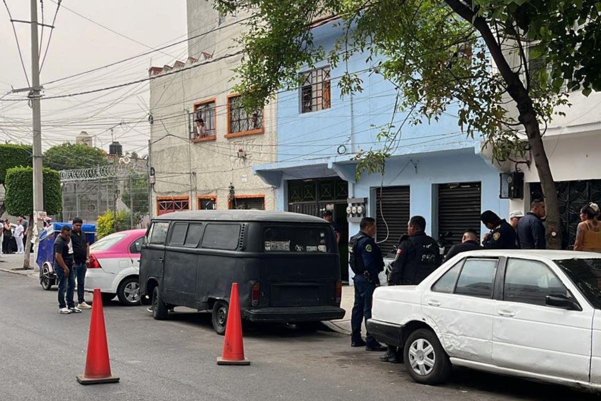 Zona de CDMX con camioneta negra y auto blanco.  Foto: Ramón Ramírez