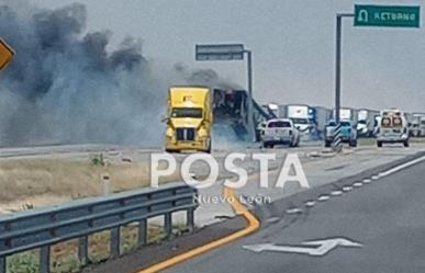 Chocan tráileres en Vallecillo, Nuevo León; hay dos muertos