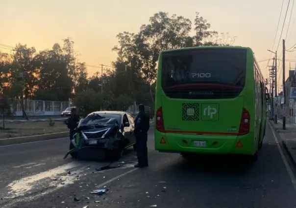 Muere conductor al chocar de frente contra unidad de RTP en Venustiano Carranza