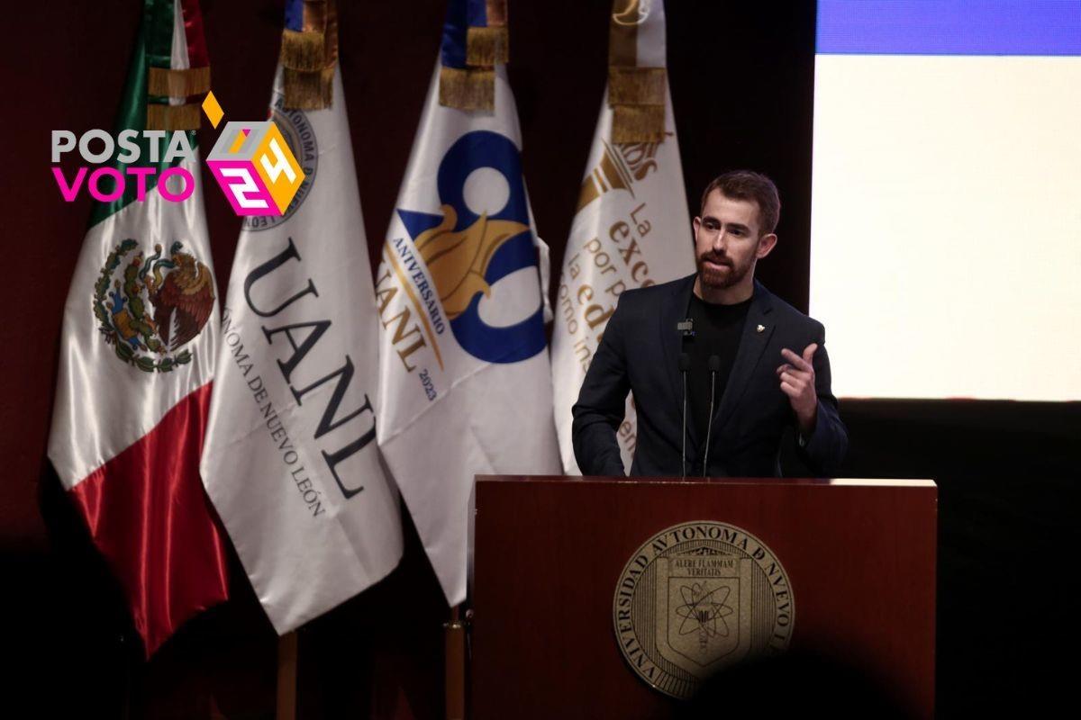 El candidato a la alcaldía de Monterrey por la Coalición Sigamos Haciendo Historia, Mauricio Cantú, frente a estudiantes de la UANL. Foto: Morena NL