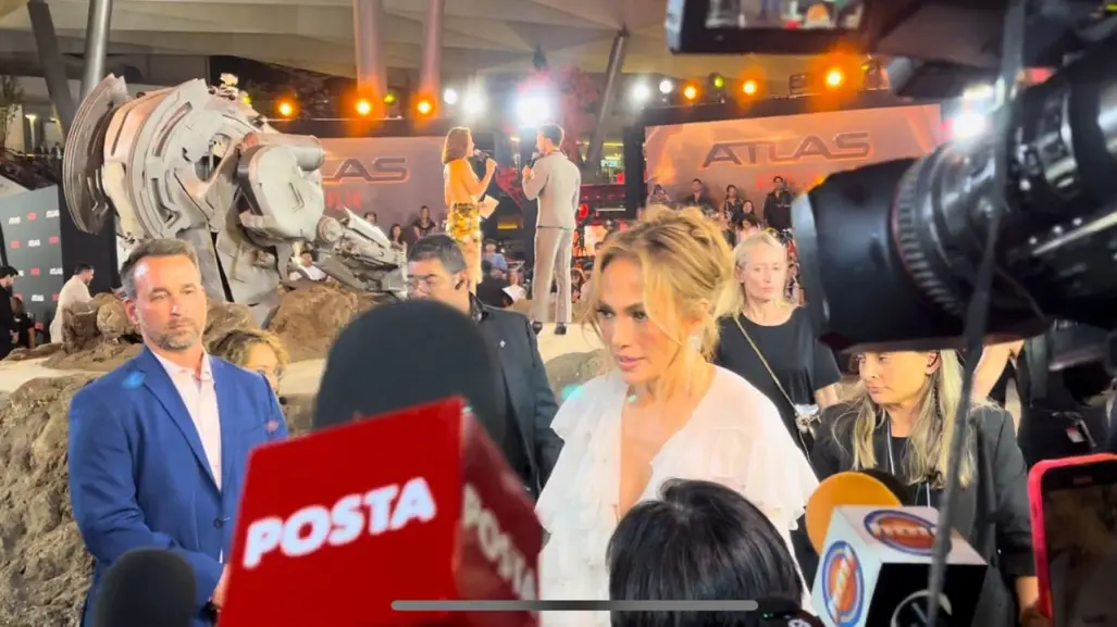 Jennifer Lopez deslumbra en la alfombra roja de Atlas en México