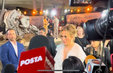 Jennifer Lopez deslumbra en la alfombra roja de Atlas en México