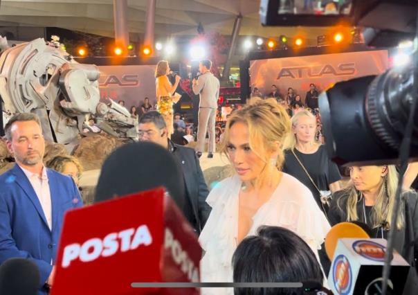 Jennifer Lopez deslumbra en la alfombra roja de Atlas en México