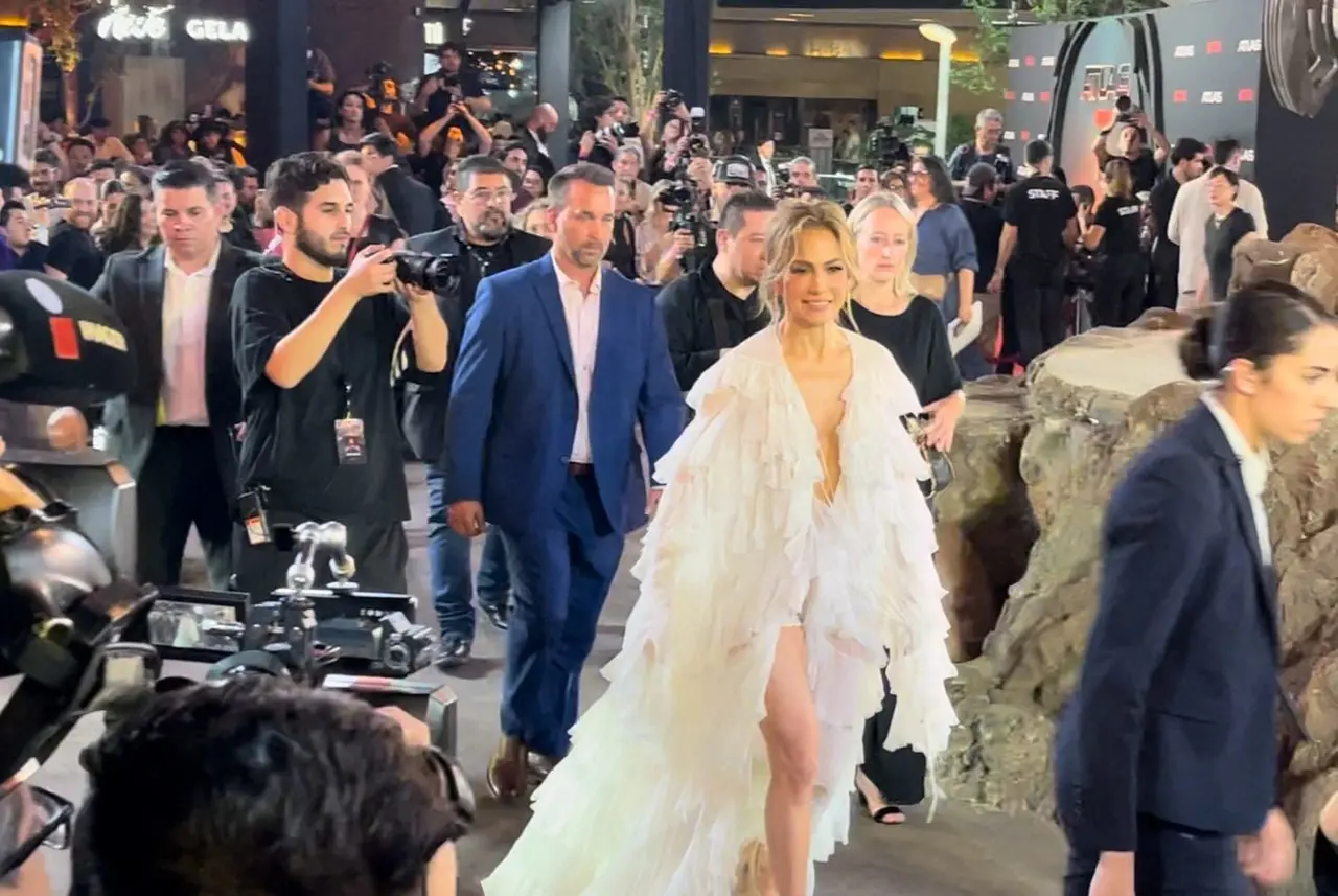 Jennifer Lopez fue la estrella principal de la alfombra roja de la nueva película Atlas estuvo acompañada por el coprotagonista Simu Liu y el director Brad Peyton Foto: Luis Ortega/ POSTA México