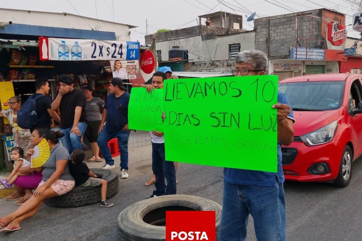 Ciudadanos en Tabasco exigen energía eléctrica en sus hogares. Foto: Armando de la Rosa