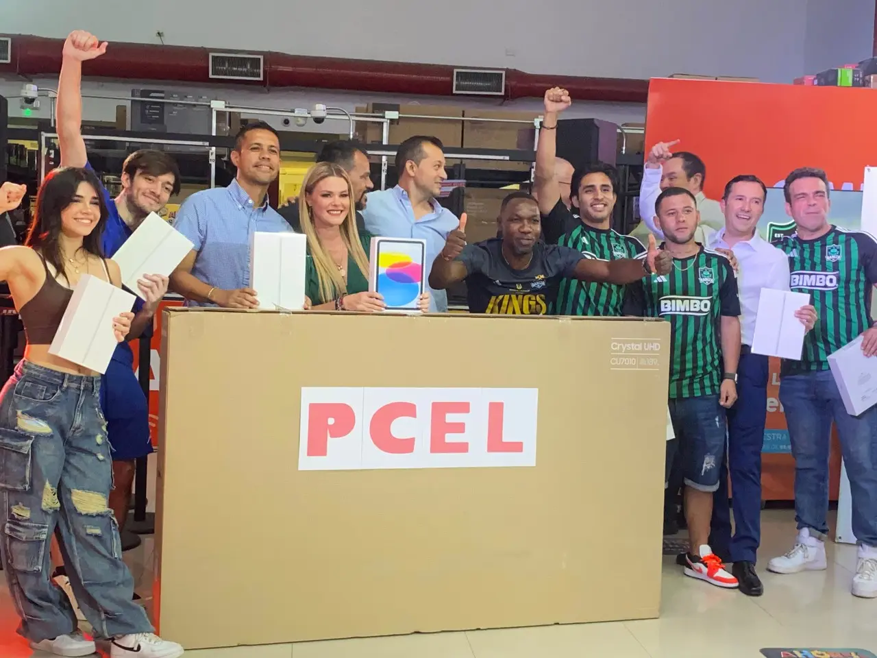 El director de PCEL, Carlos Espinosa junto con el equipo de la Raniza. Foto: Gustavo Rodríguez