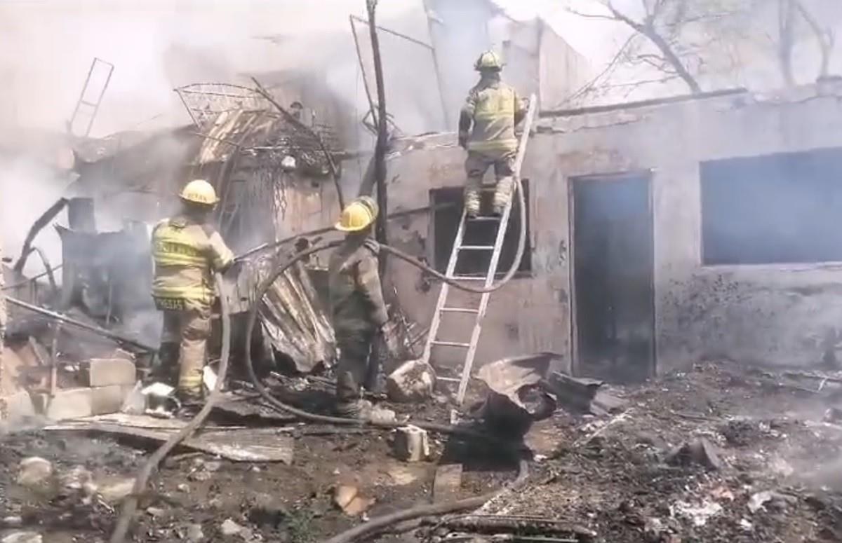 Elementos de Bomberos Nuevo León y Protección Civil del Estado combaten un incendio en una vivienda de la colonia Jerónimo Treviño en Monterrey. Foto: Facebook Protección Civil Nuevo León