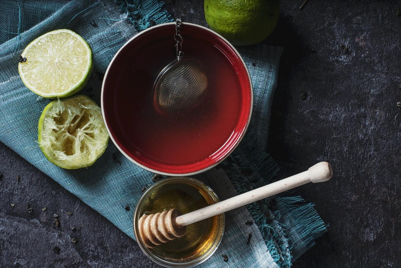 Té negro con limón. Foto: Unsplash