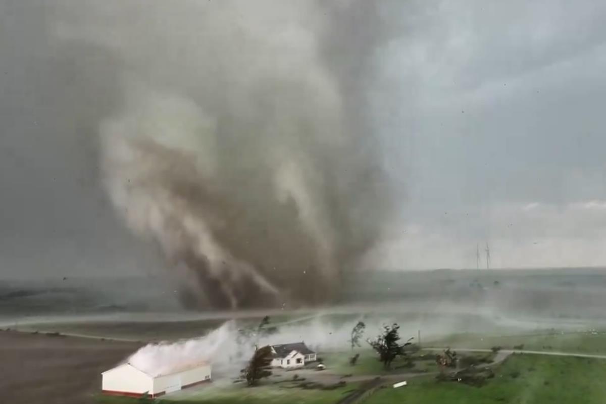 Tornado en Iowa, Estados Unidos. Foto tomada de: X @ReedTimmerUSA