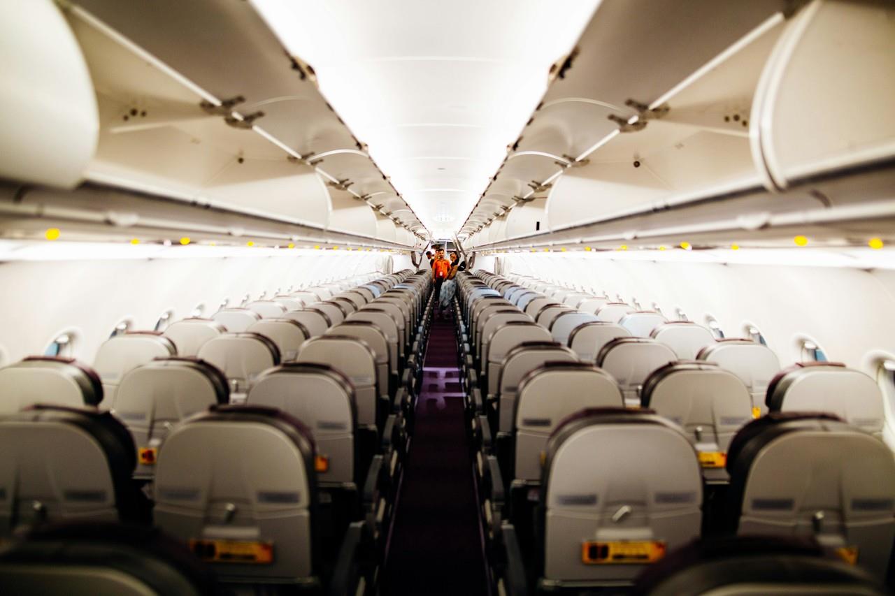 Interior de un avión de pasajeros. Foto: Pexels