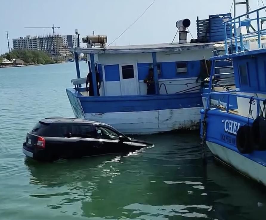 Camioneta de lujo se hunde en aguas de Yucalpetén