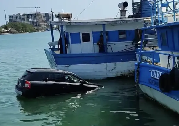 Camioneta de lujo se hunde en aguas de Yucalpetén