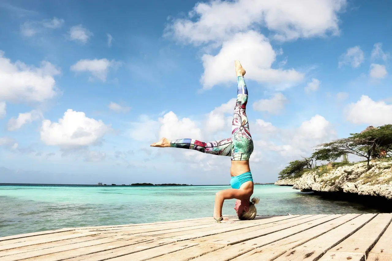 Yoga frente al mar. Foto: Unsplash