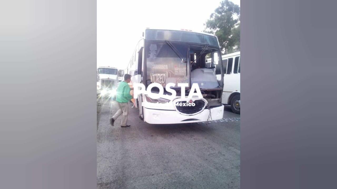 Los dos lesionados fueron de la unidad de transporte de pasajeros, el chofer y un usuario. Foto: Fernando Cruz