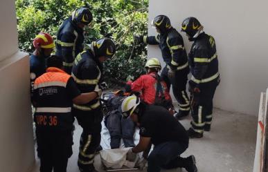 Colapsa estructura en edificio y muere un trabajador