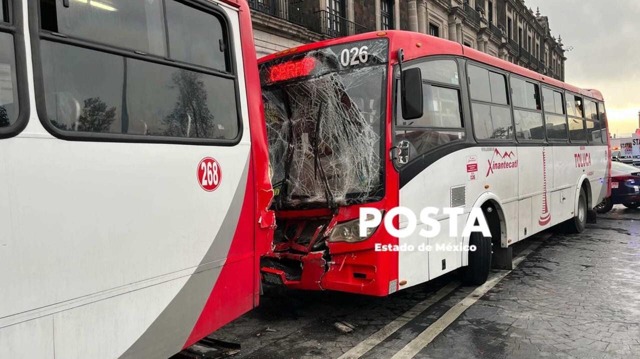 Una unidad de transporte público derrapó y se impactó en la parte trasera de otro camión estacionado frente a palacio de gobierno en la capital mexiquense. Foto: Alberto Dzib