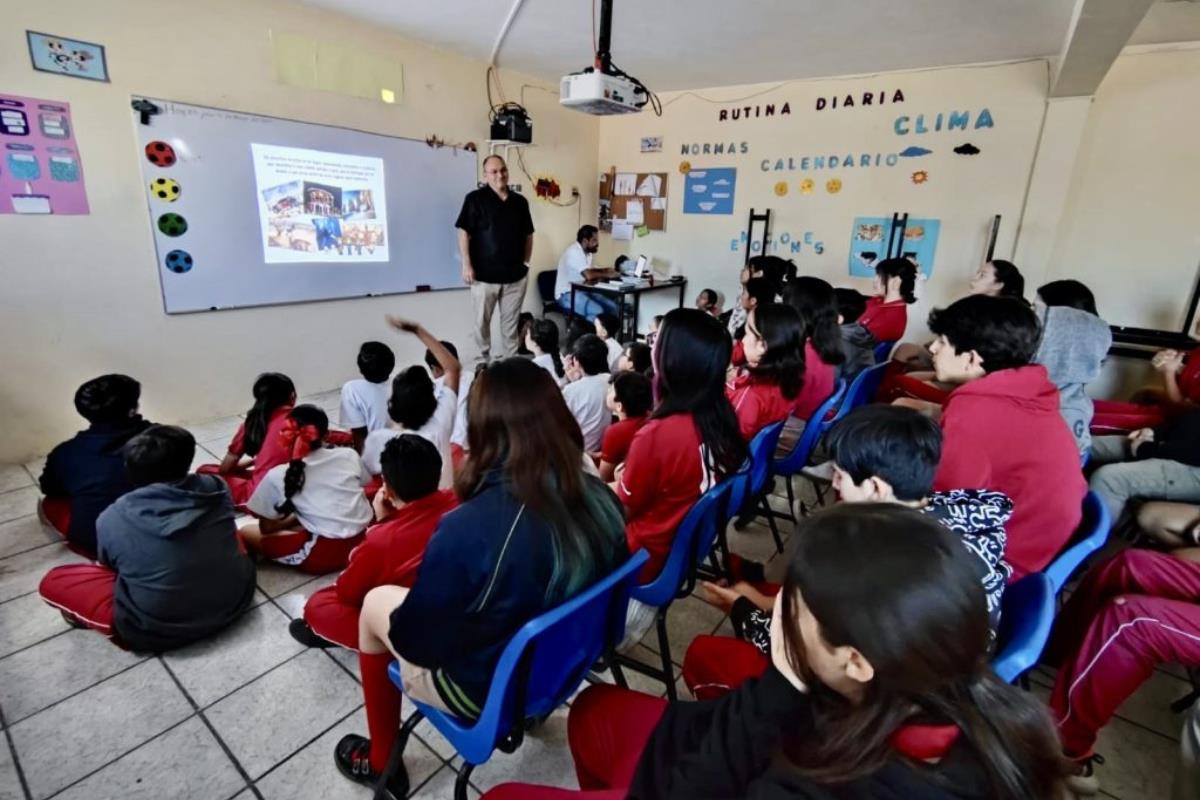 Estudiantes sudcalifornianos tomando talleres de cultura artística. Foto: Gobierno de BCS