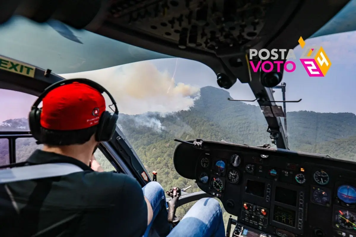 El candidato a la alcaldía de Santiago, David de la Peña, en helicóptero supervisando labores en incendio en la sierra. Foto: Coalición Fuerza y Corazón por Nuevo León