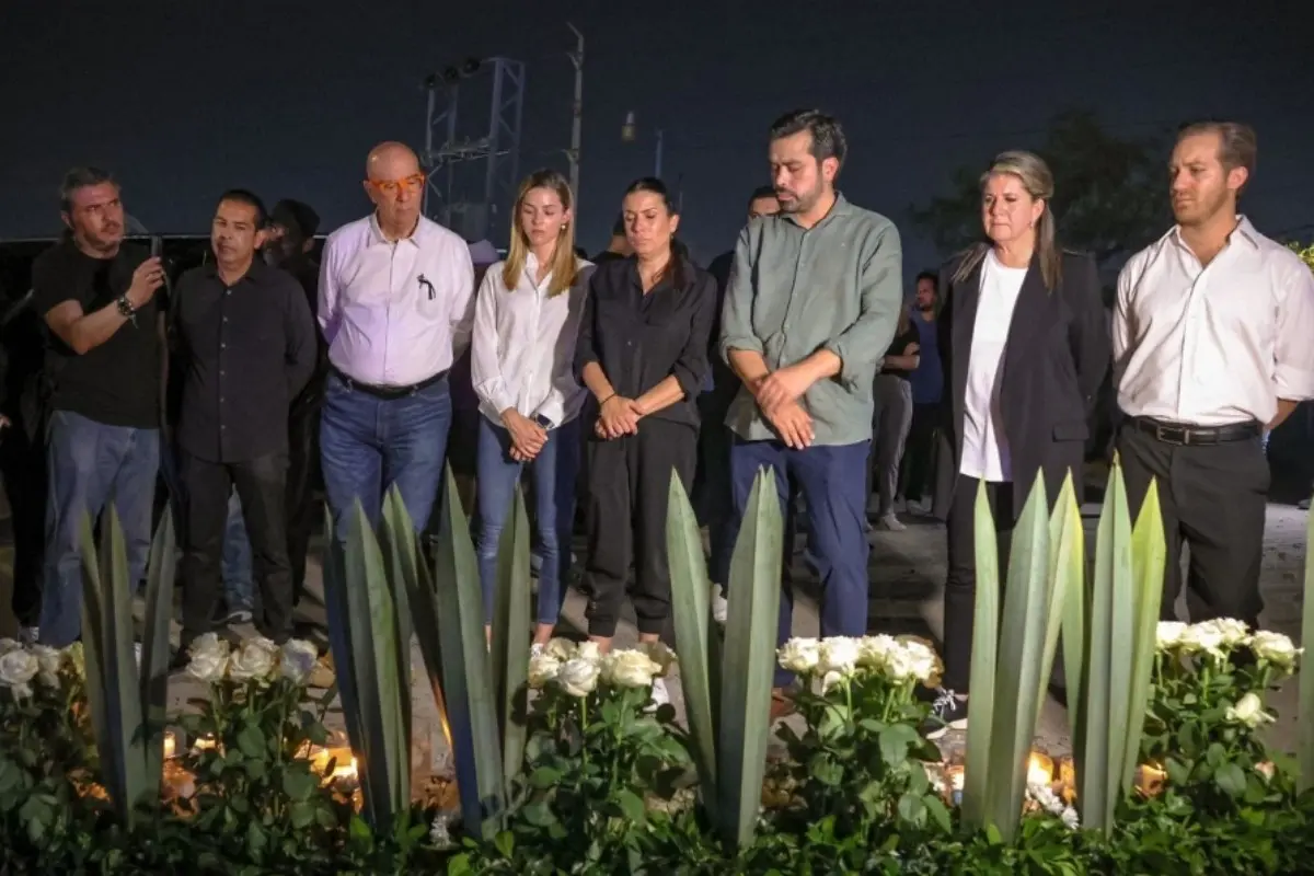 Los militantes de Movimiento Ciudadano acudieron a presenciar la ofrenda en honor de los fallecidos Foto: Movimiento Ciudadano