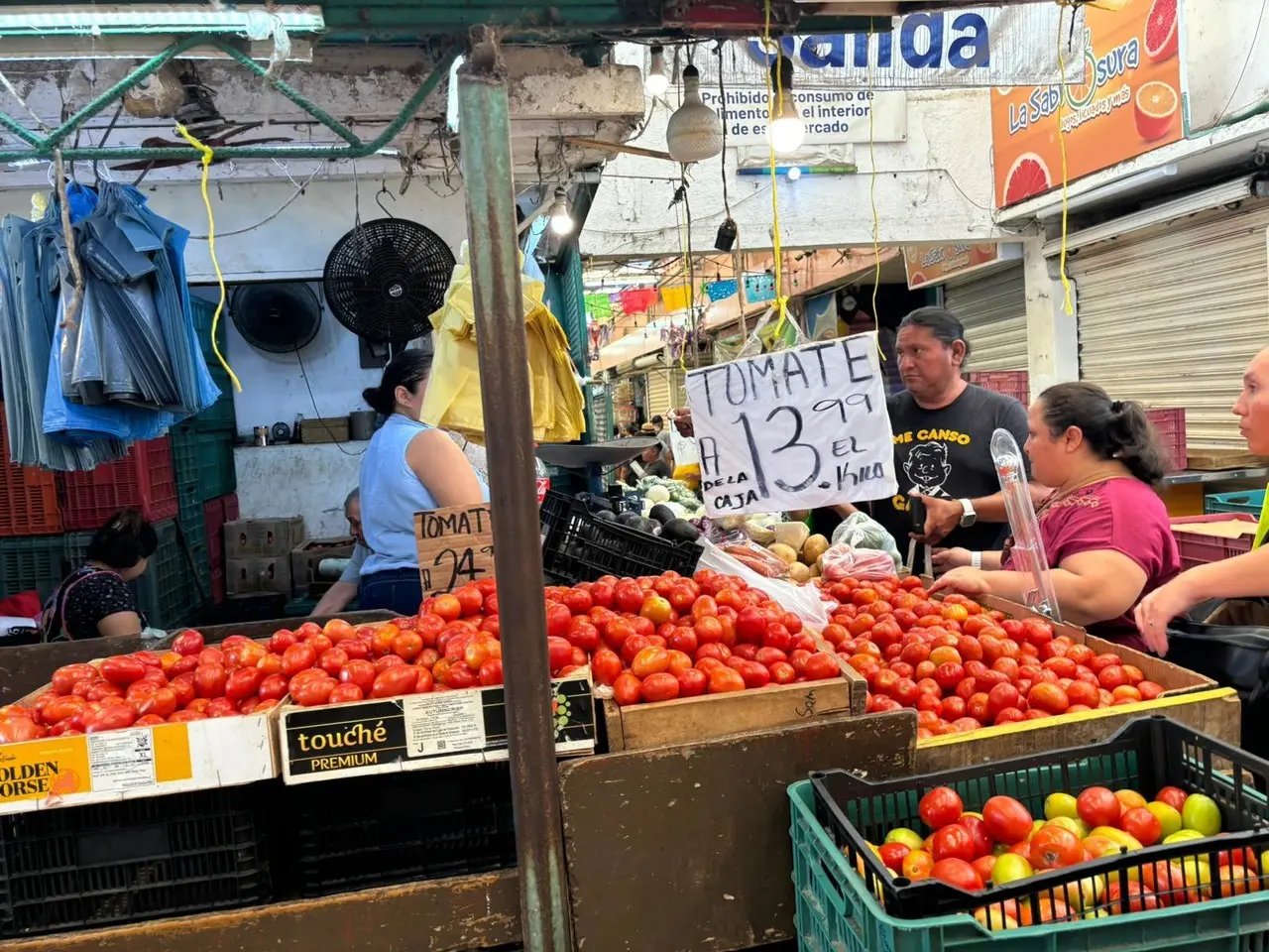 Vendedores de frutas y verduras del mercado Lucas de Gálvez de Mérida señalaron que los precios de sus productos han bajado de precio drásticamente pero señalan que es momentáneo por la sequía.- Foto de Alejandra Vargas