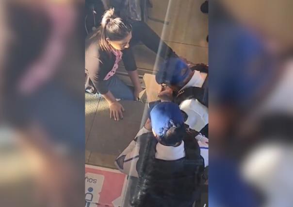 ¡Angustia en la Línea 12! Rescatan a mujer con pie atrapado entre tren y andén