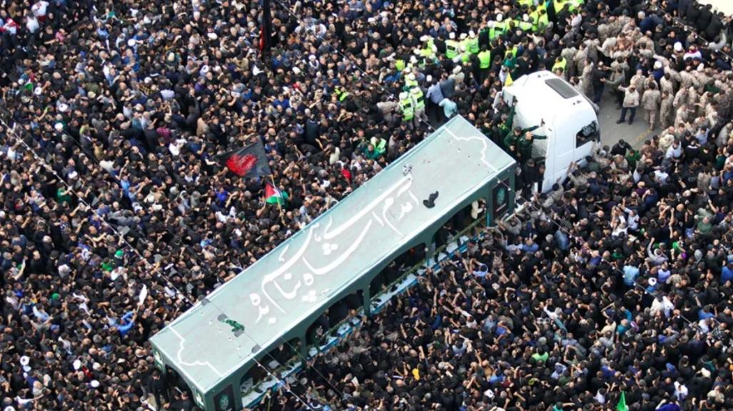 Irán: Multitudinario entierro de Raisi en Mashhad