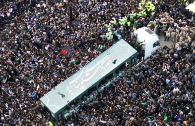 Irán: Multitudinario entierro de Raisi en Mashhad