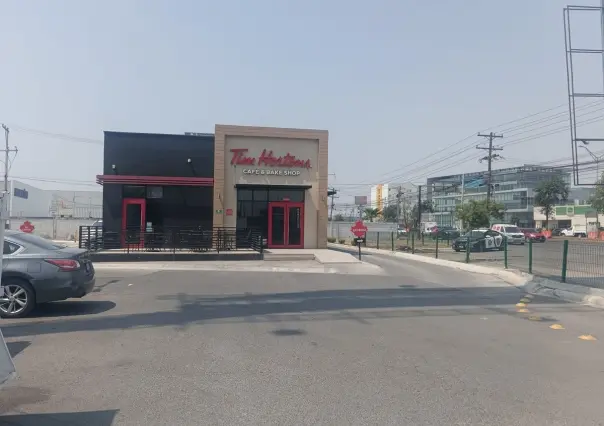 Rescatan a estudiante de secuestro virtual, la obligan a entrar a un Tim Hortons