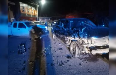 Muere prensado entre dos vehículos que fueron impactados al estar estacionados