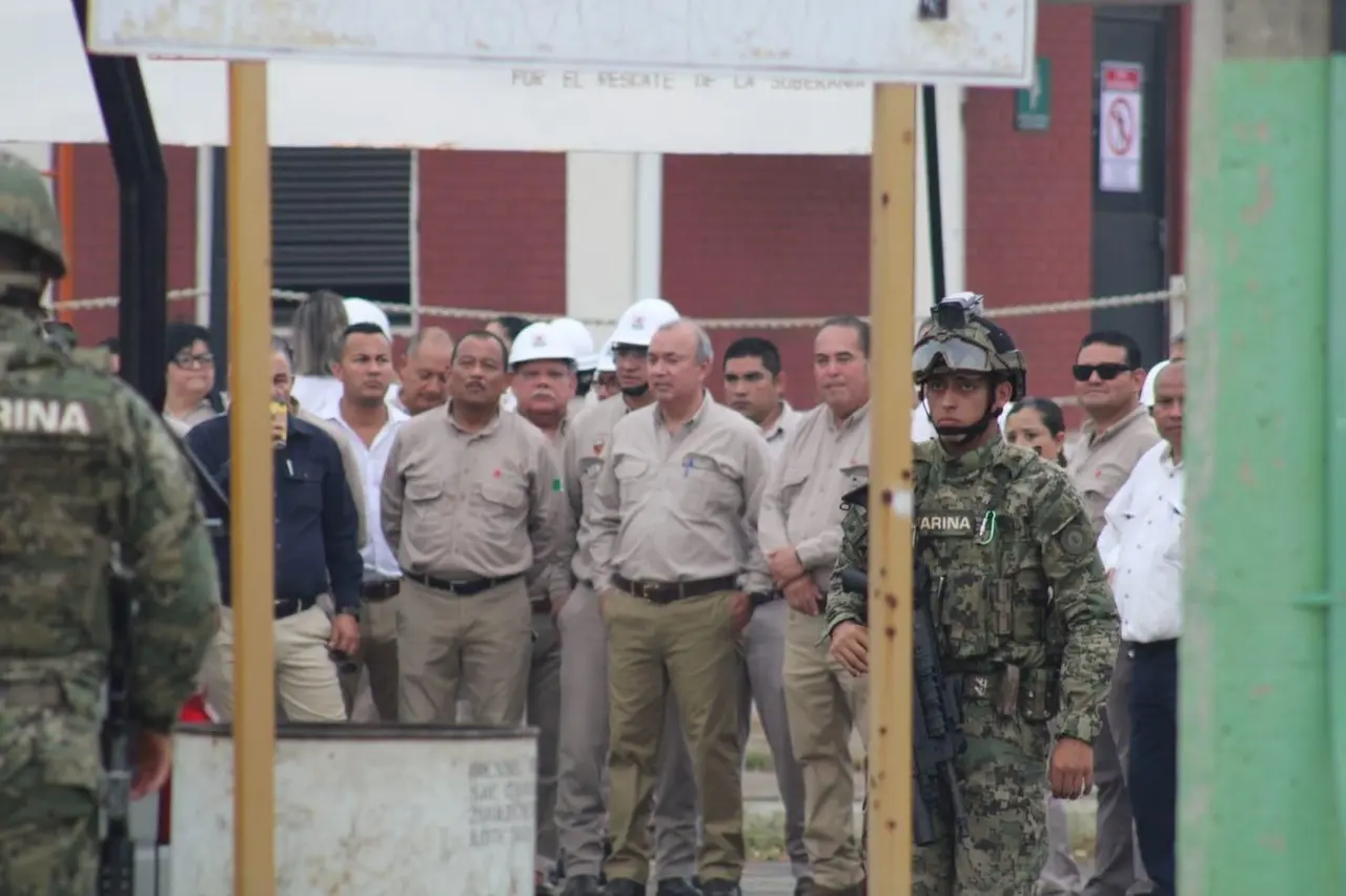 Personal que labora en la Terminal Marítima 12 en Ciudad Madero impidió el acceso del personal de la Secretaría de Marina para tomar el control de las instalaciones. Foto: Redes Sociales