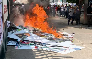 Fuego y consignas: CNTE toma las calles y bloquea accesos a partidos políticos