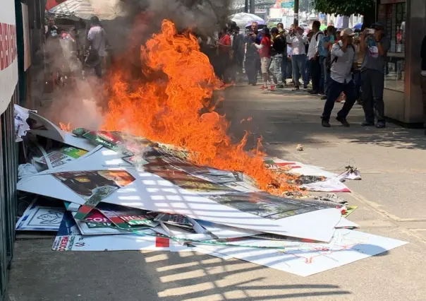 Fuego y consignas: CNTE toma las calles y bloquea accesos a partidos políticos