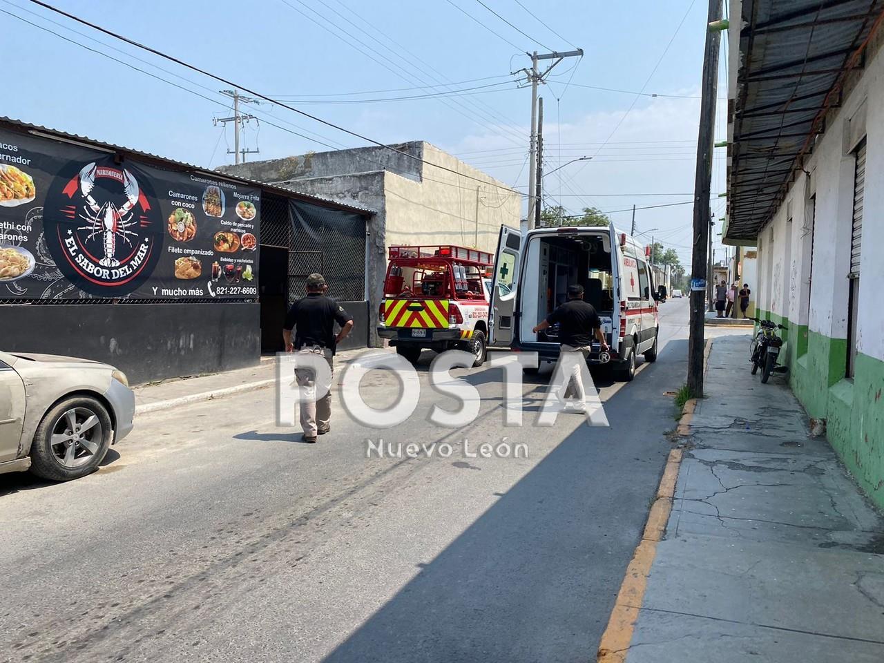 La víctima mortal identificada como Ricardo Alejandro de 23 años, quien presentaba heridas en la espalda, murió minutos después del ingreso al hospital. Foto: Raymundo Elizalde.