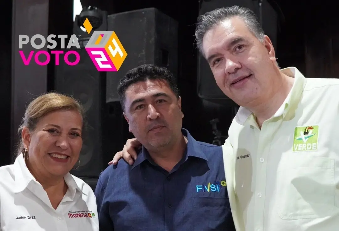 Waldo Fernández y Judith Díaz con un miembro de la Federación Nacional de Sindicatos Independientes en Nuevo León para prometer trabajar por mejores reformas laborales. Foto: Armando Galicia.