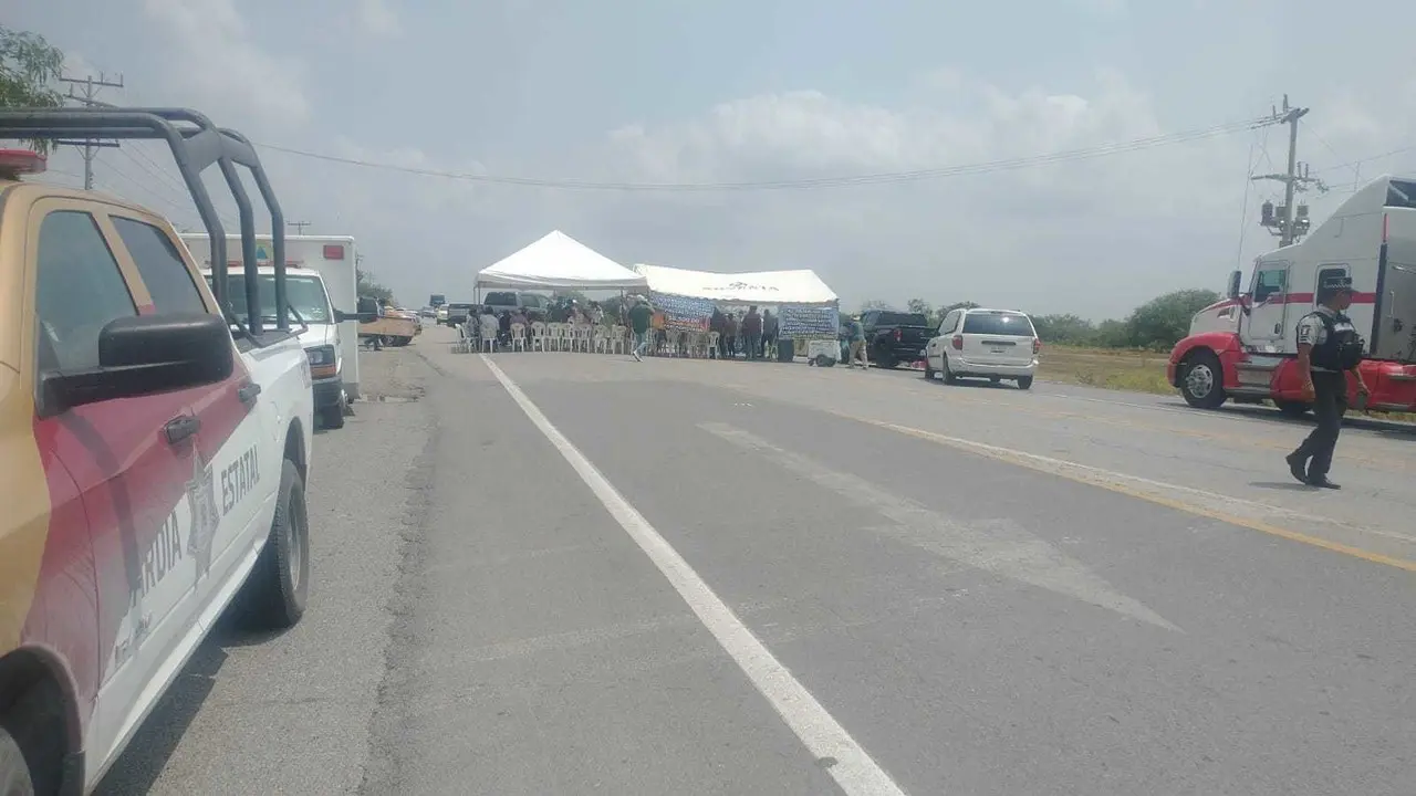 Cierre de carretera Victoria - Matamoros por manifestación de productores de sorgo. Foto: SSPT