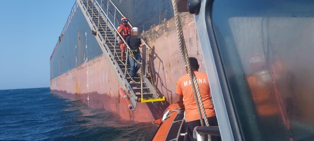 La Secretaría de Marina informó sobre el llamado de emergencia que recibió para atender un caso en el buque mercante “OWL”  atracado frente a la costa de Progreso.- Foto de redes sociales