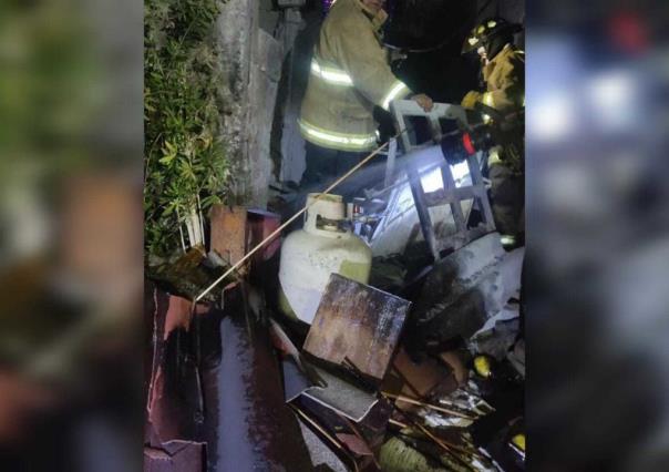 Explosión e incendio en vivienda en Metepec