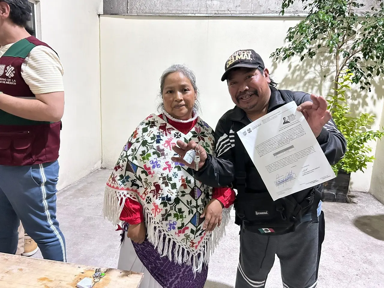 Familia otomí recibió su nuevo hogar. Foto: @martibatres