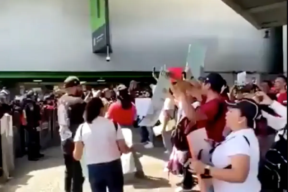 Maestros de la CNTE manifestándose en el AICM. Captura de pantalla/ X