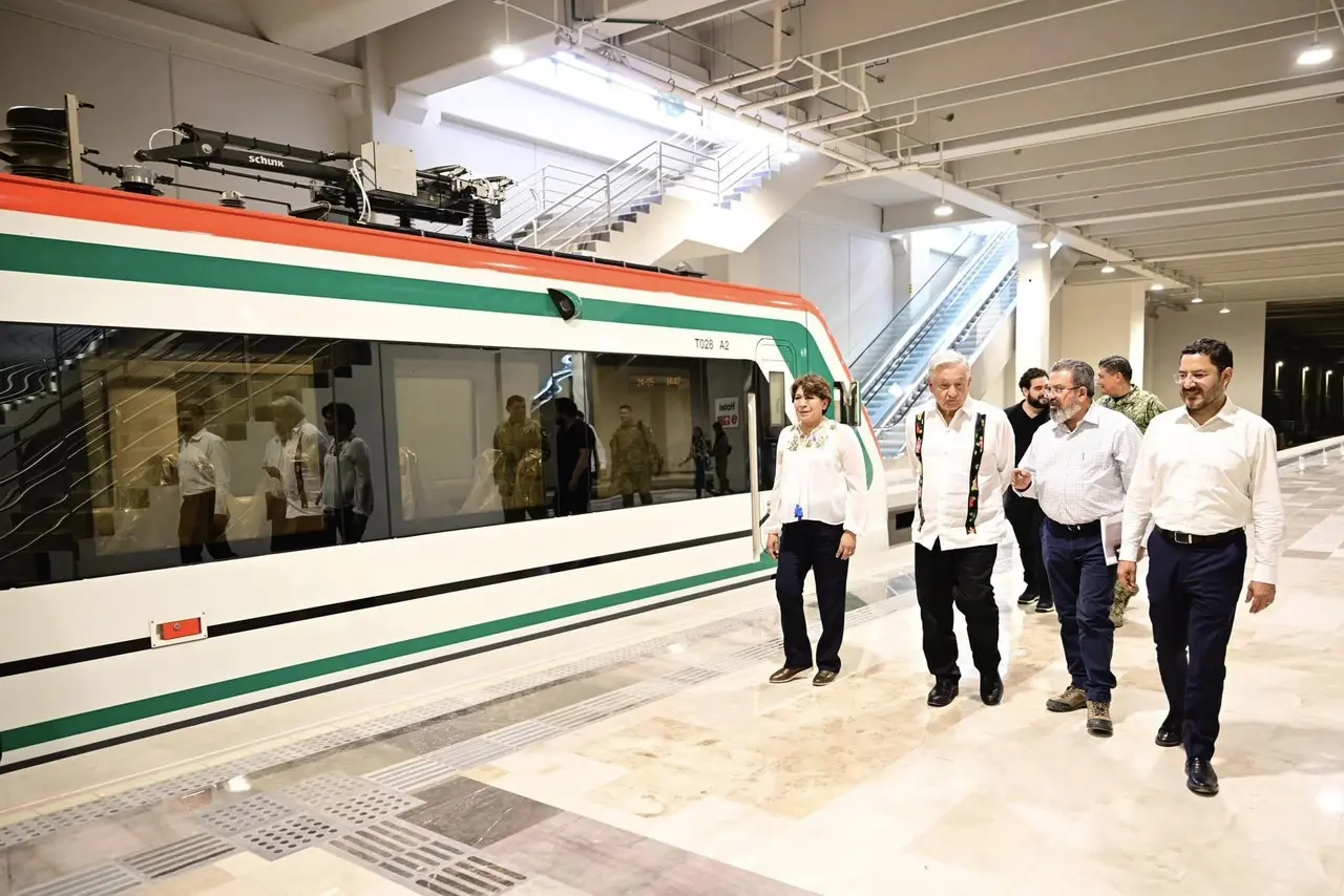 Recorren AMLO y Delfina Gómez obras del sistema de transporte masivo en Edomex