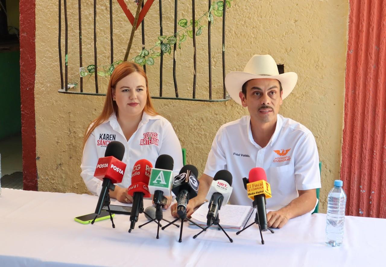 Ana Karen Sánchez canidata de la alianza PRI, PRD, UDC y Fidel Valdés Candidato de Movimiento Ciudadano, en rueda de prensa sobre la declinación del candidato Fidel Valdés (Fotografía: Edgar Romero)