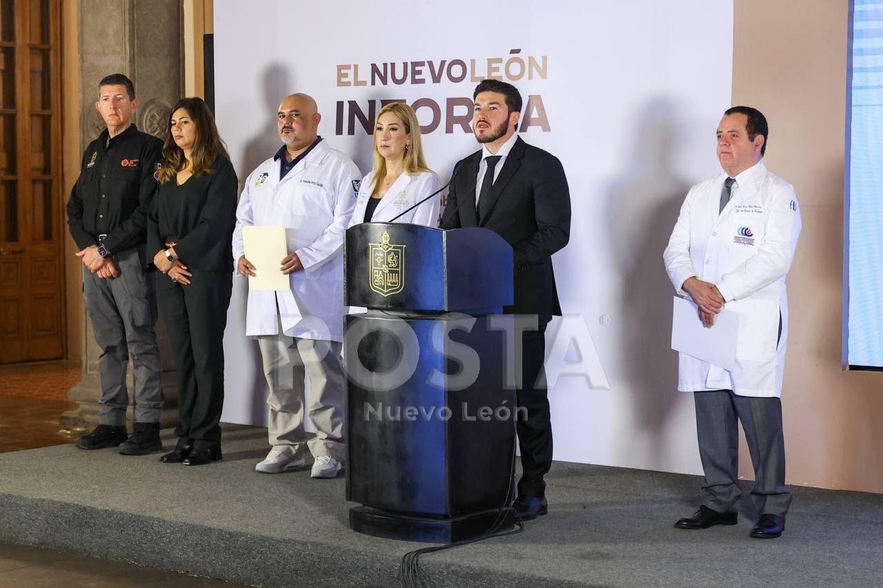 Samuel García en conferencia de prensa con los titulares de Protección Civil y la Secretaría de Salud estatal. Foto: Rosy Sandoval.